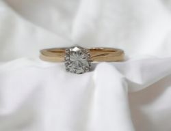 0.66CT DIAMOND ENGAGEMENT RING/18CT YELLOW GOLD IN GIFT BOX + VALUATION CERTIFICATE OF £2695