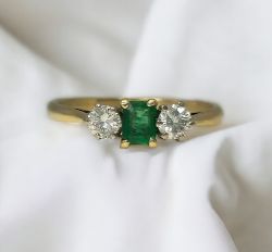 0.40CT DIAMOND & 0.20CT EMMERALD THREE STONE RING/YELLOW GOLD + GIFT BOX + VALUATION CERT OF £2500