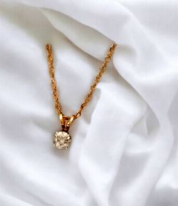 0.30CT DIAMOND PENDANT & CHAIN 9CT YELLOW GOLD WITH GIFT BOX AND VALUATION CERTIFICATE £1850