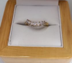 0.70CT SHAPED DIAMOND WEDDING BAND/18CT YELLOW GOLD IN GIFT BOX WITH VALUATION CERTIFICATE OF £1750
