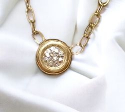 BRILLIANT CUT .25 DIAMOND PENDANT IN 9CT YELLOW GOLD + GIFT BOX WITH VALUATION CERTIFICATE OF £1,795