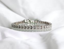 4CT DIAMOND TENNIS BRACELET 18CT WHITE GOLD IN GIFT BOX WITH VALUATION CERTIFICATE OF £9995