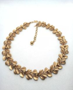 VINTAGE 1960S TRIFARI BRUSHED LAUREL NECKLACE - TRIFARIUM