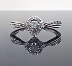 0.15CT DIAMOND ENGAGEMENT RING/9CT WHITE GOLD IN GIFT BOX WITH VALUATION CERTIFICATE OF £1395