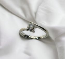 0.25CT DIAMOND ENGAGEMENT RING/18CT WHITE GOLD + GIFT BOX + VALUATION CERTIFICATE OF £995