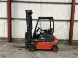 004 LINDE E16P-02 ELECTRIC FORKLIFT (4 WHEELS) – 1,600 KG CAPACITY