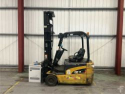 2007 CAT LIFT TRUCKS ELECTRIC - 3 WHEELS EP20NT-48E**(INCLUDES CHARGER)**