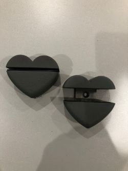 200 X ADJUSTABLE SHELF CLAMPS - HEART CLIPS IN RUSTIC GREY (ADJUSTABLE TO FIT 6-22MM THICK SHELF)