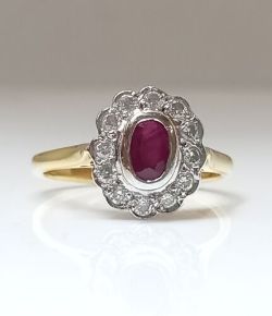 RUBY & 0.25CT DIAMOND RING/CLUSTER/ 18CT YELLOW GOLD + GIFT BOX + VALUATION CERTIFICATE OF £2800