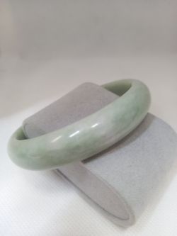 SOLID WIDE GREEN JADE BANGLE 58G