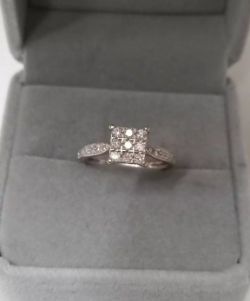 0.33CT DIAMOND CLUSTER RING. 9CT WHITE GOLD SIZE M