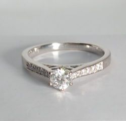 0.55CT TOTAL DIAMOND ENGAGEMENT RING DIAMOND SHOULDERS GIFT BOX WITH VALUATION CERTIFICATE OF £1750