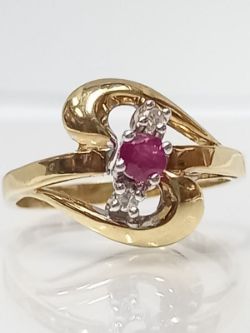 RUBY & DIAMOND RING/9CT YELLOW GOLD/SIZE M + GIFT BOX + VALUATION CERTIFICATE OF £1495