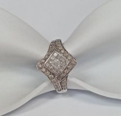9CT WHITE GOLD 0.50 DIAMOND DRESS RING+ GIFT BOX + VALUATION CERTIFICATE OF £2295