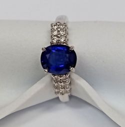 18CT WHITE GOLD OVAL SAPPHIRE & DIAMOND DRESS RING WITH GIFT BOX AND VALUATION CERTIFICATE £4495