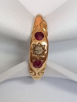 RUBY & DIAMOND RING 18CT YELLOW GOLDWITH GIFT BOX AND VALUATION CERTIFICATE £1350