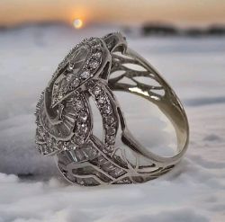 18CT WHITE GOLD CUBIC ZIRCONIA RING. SIZE O