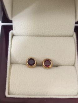 9CT YELLOW GOLD GARNET STUD EARRINGS