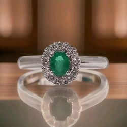 EMERALD & DIAMOND RING 18CT WHITE GOLD SIZE L