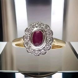 RUBY & 0.25CT DIAMOND RING/CLUSTER/ 18CT YELLOW GOLD + GIFT BOX + VALUATION CERTIFICATE OF £2800