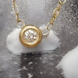 BRILLIANT CUT .25 DIAMOND PENDANT IN 9CT YELLOW GOLD + GIFT BOX WITH VALUATION CERTIFICATE OF £1,795