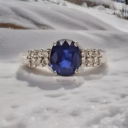 18CT WHITE GOLD OVAL SAPPHIRE & DIAMOND DRESS RING WITH GIFT BOX AND VALUATION CERTIFICATE £4495
