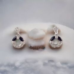BLACK ONYX & DIAMOND EARRINGS /WHITE GOLD IN GIFT BOX WITH VALUATION CERTIFICATE OF £795