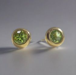 9CT YELLOW GOLD PERIDOT STUD EARRINGS 2.32G