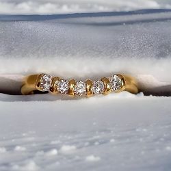 0.70CT SHAPED DIAMOND WEDDING BAND/18CT YELLOW GOLD IN GIFT BOX WITH VALUATION CERTIFICATE OF £1750