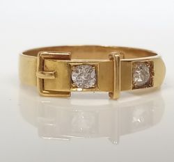 18CT YELLOW GOLD BUCKLE DIAMOND BAND. SIZE S