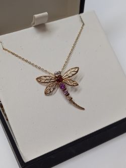 9CT YELLOW GOLD DIAMOND & SEMI PRECIOUS DRAGONFLY PENDANT & 18