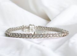2.39CT DIAMOND TENNIS BRACELET 18CT WHITE GOLD IN GIFT BOX WITH VALUATION CERTIFICATE OF £7,995