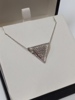 0.68CT DIAMOND PAVE TRIANGLE PENDANT. 9CT WHITE GOLD & CHAIN