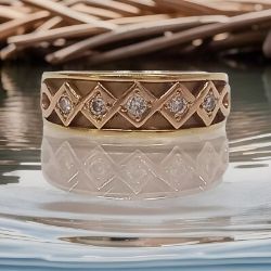 CLOGAU WELSH 18CT GOLD 0.15CT DIAMOND WEDDING BAND+ GIFT BOX + VALUATION CERTIFICATE OF £2295