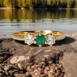 0.40CT DIAMOND & 0.20CT EMMERALD THREE STONE RING/YELLOW GOLD + GIFT BOX + VALUATION CERT OF £2500