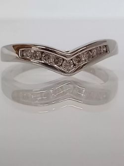 14CT WHITE GOLDWISH BONE 0.22CT DIAMOND WEDDING BAND. SIZE K