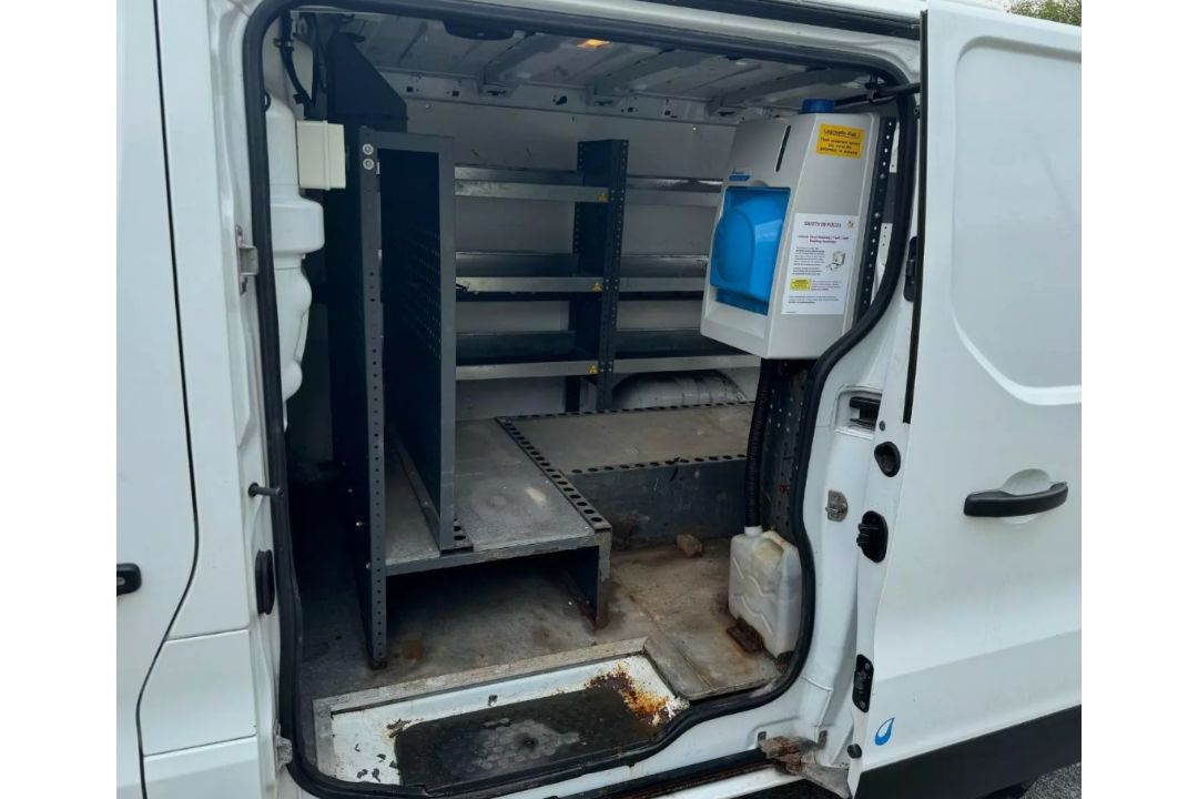 2015 VAUXHALL VIVARO SWB PANEL VAN - Image 8 of 13