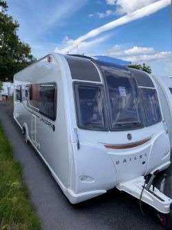 BAILEY UNICORN VIGO - 4 BERTH TOURING CARAVAN | 2015 | STYLISH & FULLY EQUIPPED
