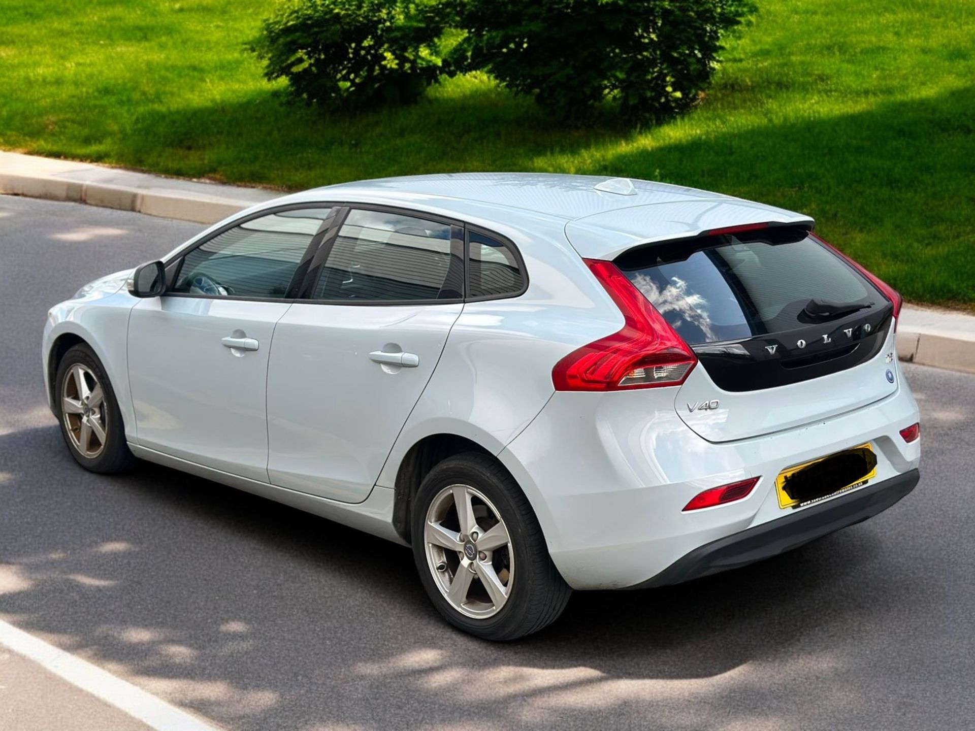 2015 VOLVO V40 T2 2.0L ES NAV MANUAL >>--NO VAT ON HAMMER--<< - Image 7 of 13