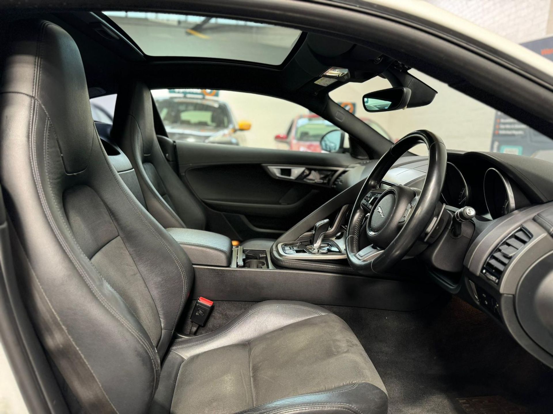 JAGUAR F-TYPE V6 AUTO 2014 >>--NO VAT ON HAMMER--<< - Image 13 of 16