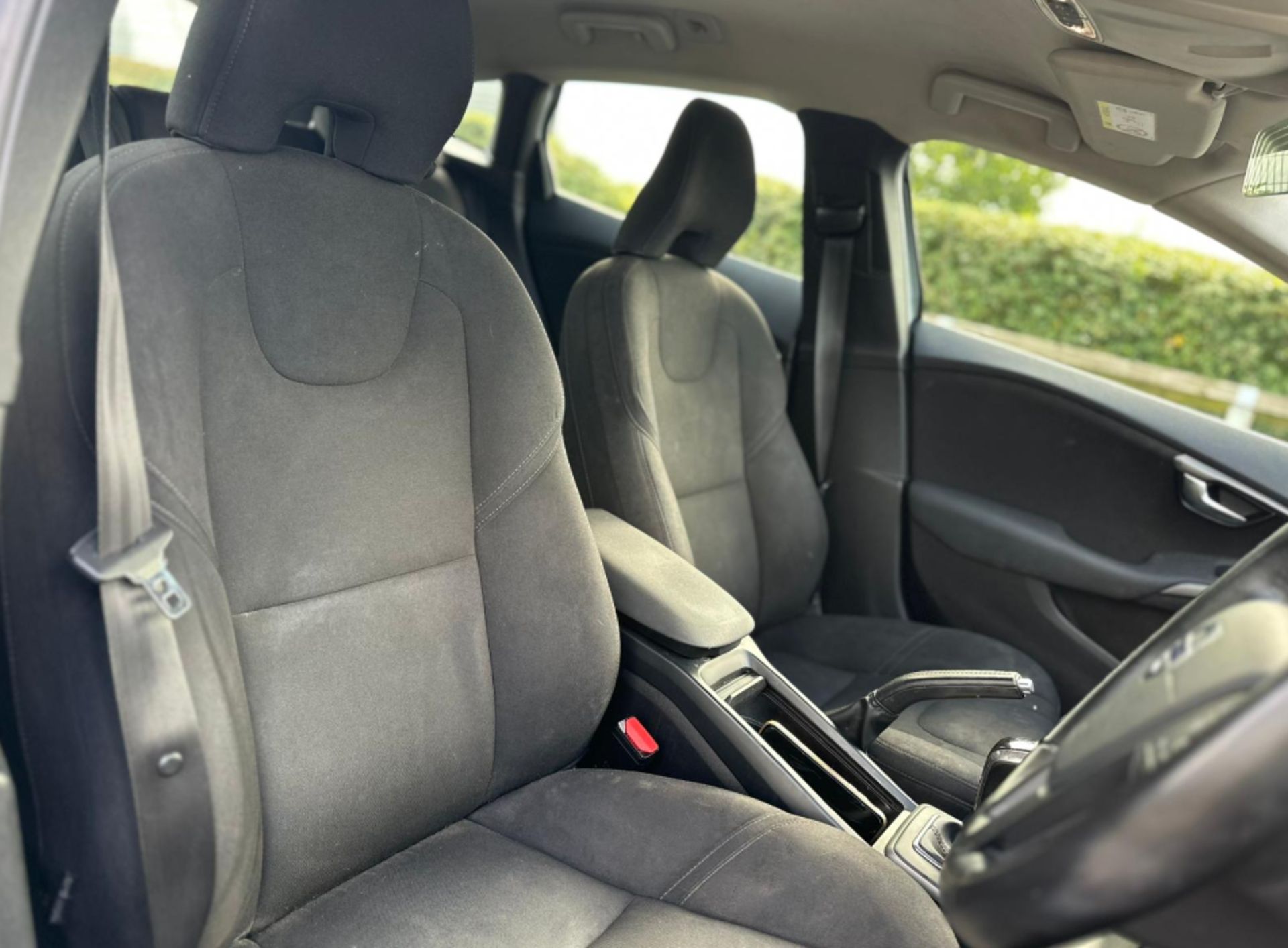 2015 VOLVO V40 T2 2.0L ES NAV MANUAL >>--NO VAT ON HAMMER--<< - Image 10 of 13