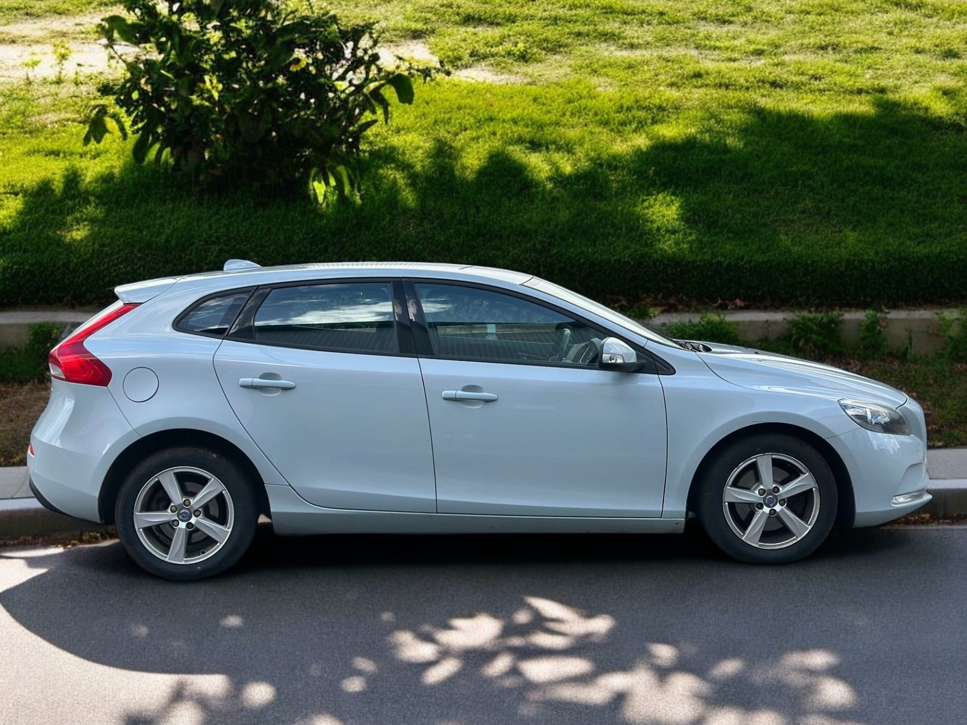 2015 VOLVO V40 T2 2.0L ES NAV MANUAL >>--NO VAT ON HAMMER--<< - Image 6 of 13