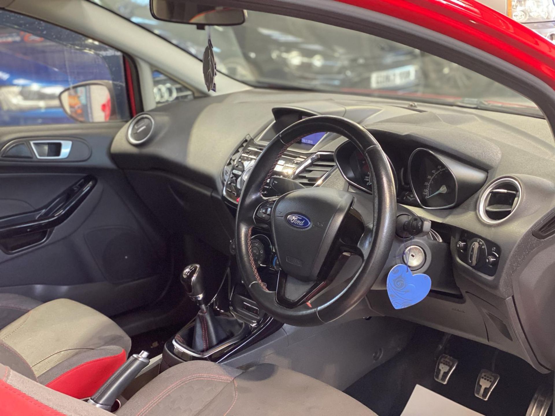 2016 FORD FIESTA 1.0T ECOBOOST ZETEC S RED EDITION >>--NO VAT ON HAMMER--<< - Image 14 of 25