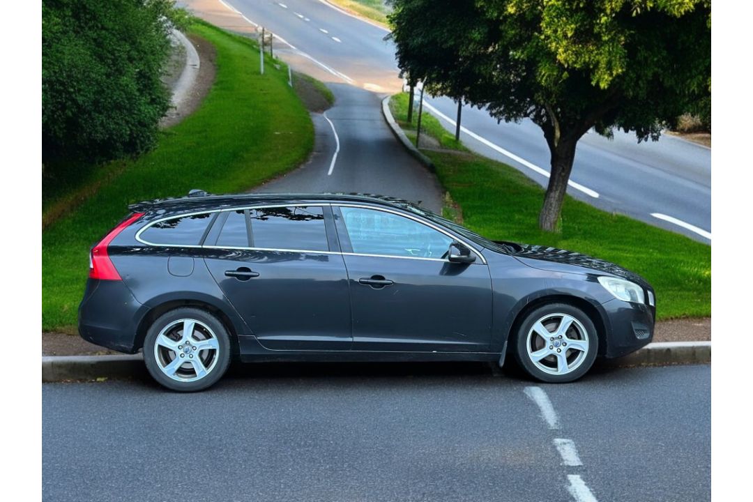 2012 VOLVO V60 SE DRIVE START/STOP – 1.6L DIESEL ESTATE >>--NO VAT ON HAMMER--<< - Image 6 of 12