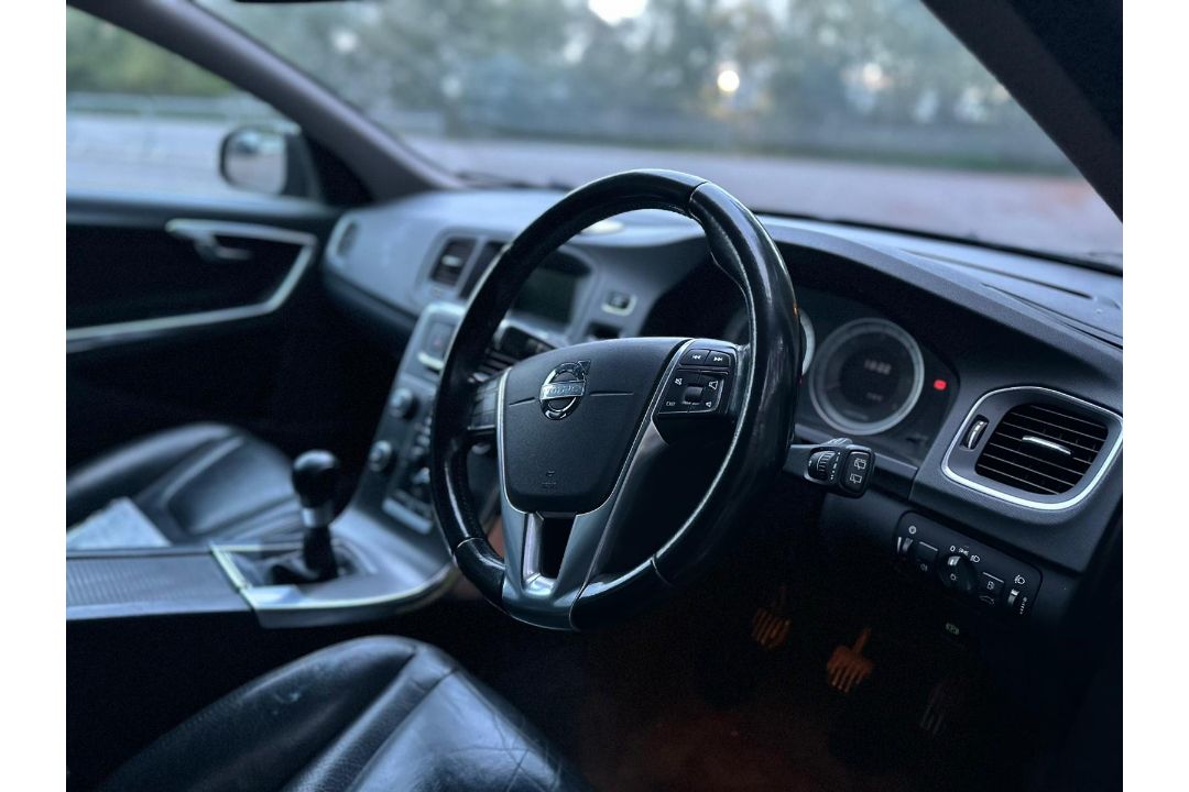 2012 VOLVO V60 SE DRIVE START/STOP – 1.6L DIESEL ESTATE >>--NO VAT ON HAMMER--<< - Image 11 of 12