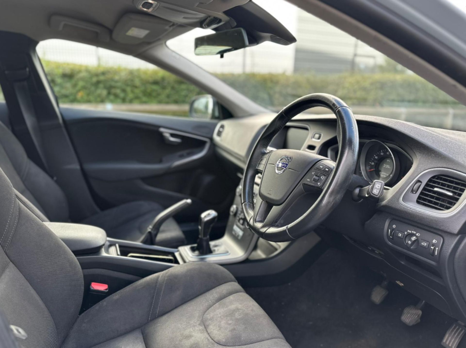 2015 VOLVO V40 T2 2.0L ES NAV MANUAL >>--NO VAT ON HAMMER--<< - Image 9 of 13
