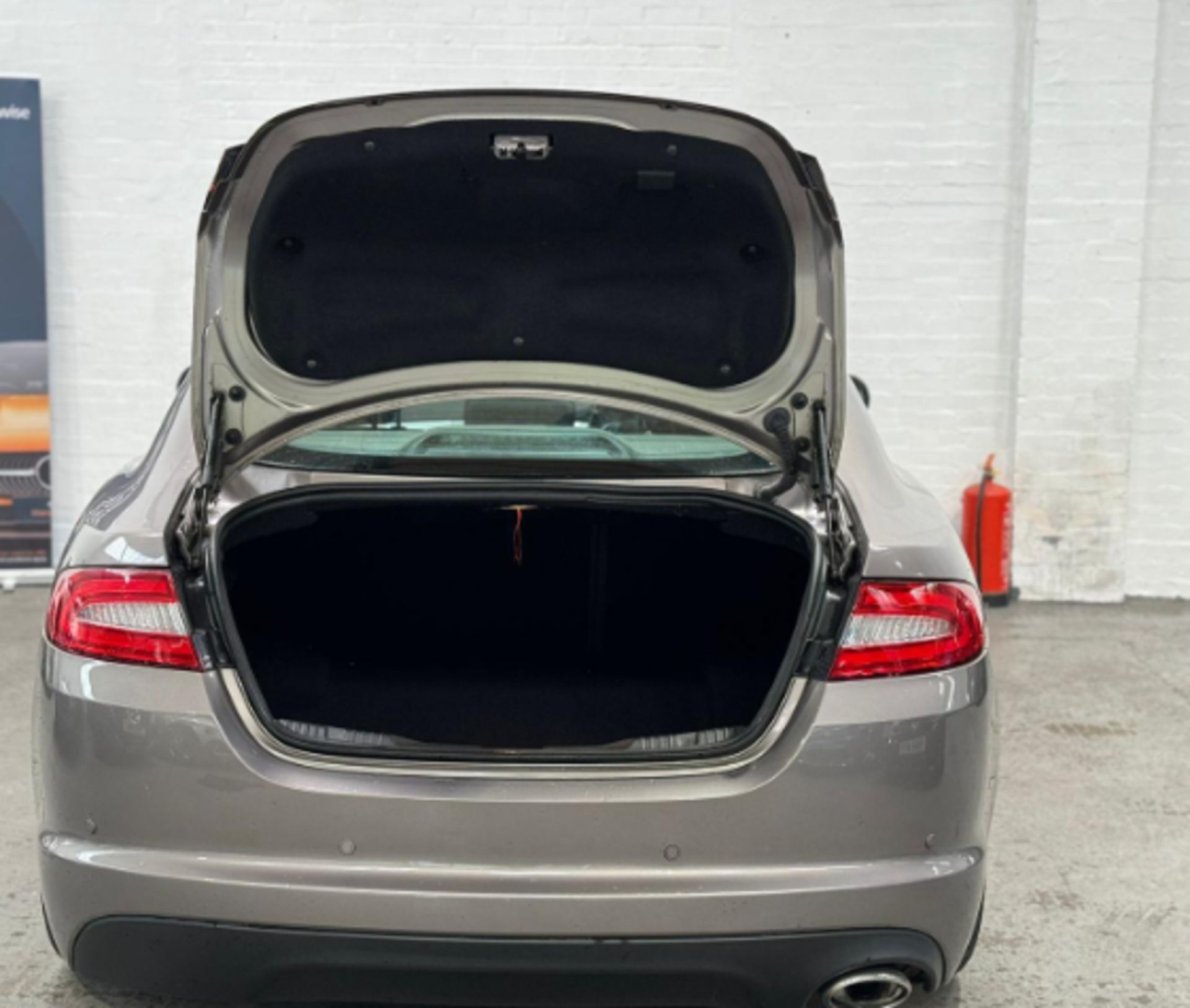 2012 JAGUAR XF PREMIUM LUXURY D AUTO - 79K MILES - GREY - SALOON >>--NO VAT ON HAMMER--<< - Image 6 of 16