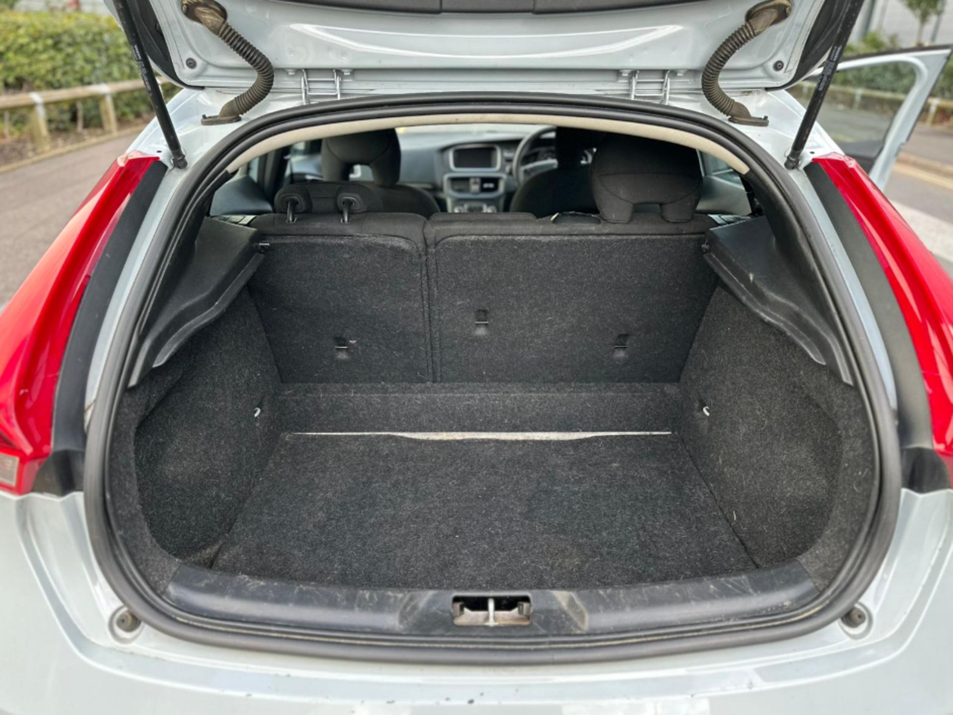 2015 VOLVO V40 T2 2.0L ES NAV MANUAL >>--NO VAT ON HAMMER--<< - Image 12 of 13