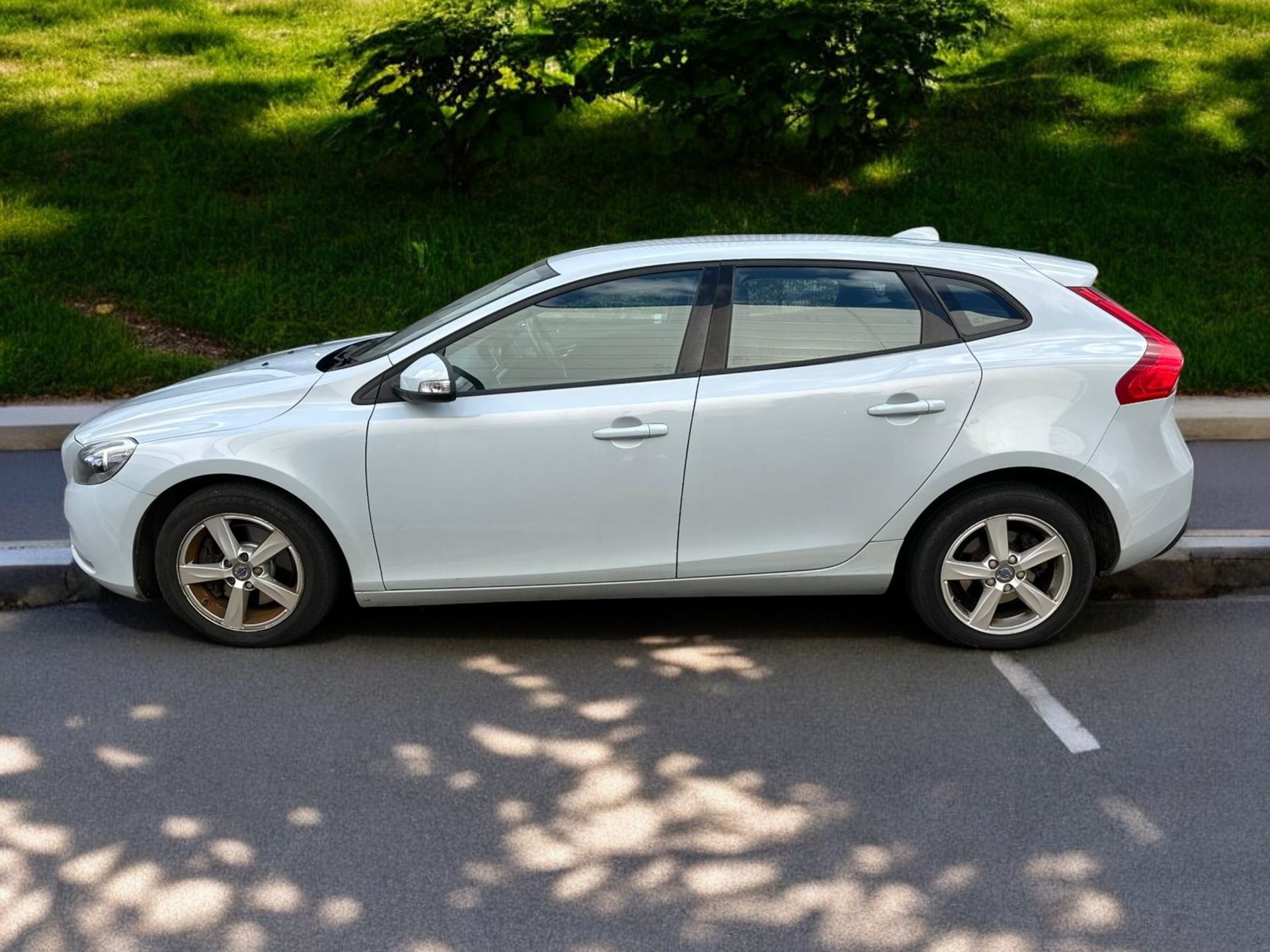 2015 VOLVO V40 T2 2.0L ES NAV MANUAL >>--NO VAT ON HAMMER--<< - Image 5 of 13