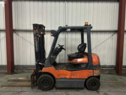 **(INCLUDES CHARGER)** 2000 TOYOTA 7FB25 4-WHEEL ELECTRIC FORKLIFT